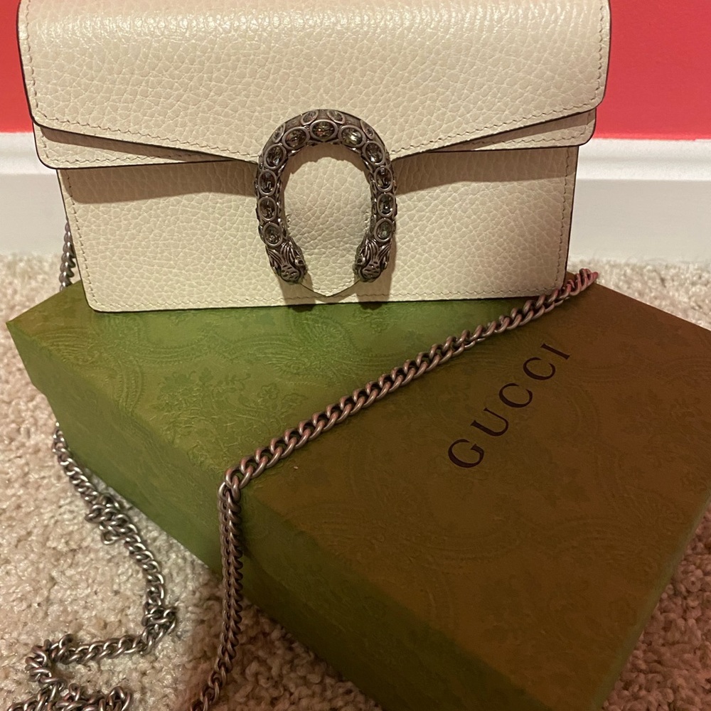 Gucci Purse. Can be a Fanny pack as well. Only worn once.